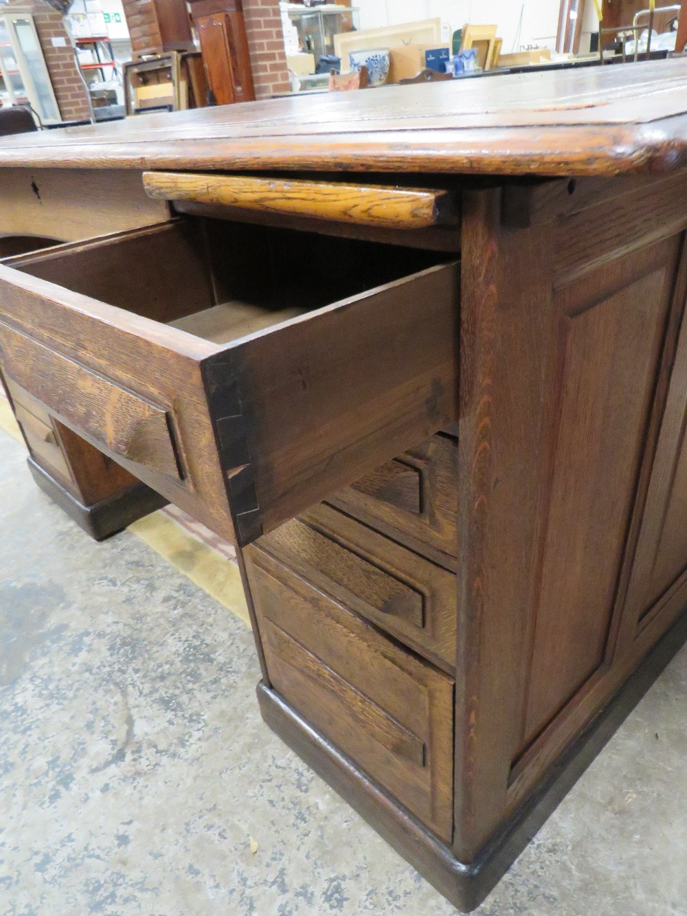 A LARGE LATE 19TH /EARLY 20TH CENTURY OAK PARTNERS DESK WITH INSET BROWN LEATHER TOP H-79 W-152 CM - Image 4 of 4