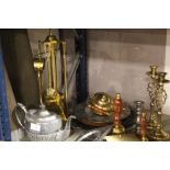 A SMALL SELECTION OF METALWARE TO INCLUDE CANDLESTICKS, DESK MIRROR ETC