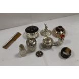 A TRAY OF ASSORTED HALLMARKED SILVER ETC TO INCLUDE A RING TREE, PIERCED MUSTARD ETC (A/F)
