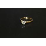 A HALLMARKED 18CT GOLD DIAMOND SOLITAIRE RING OF AN ESTIMATED 1/2 CARAT, APPROX WEIGHT 2.5 G