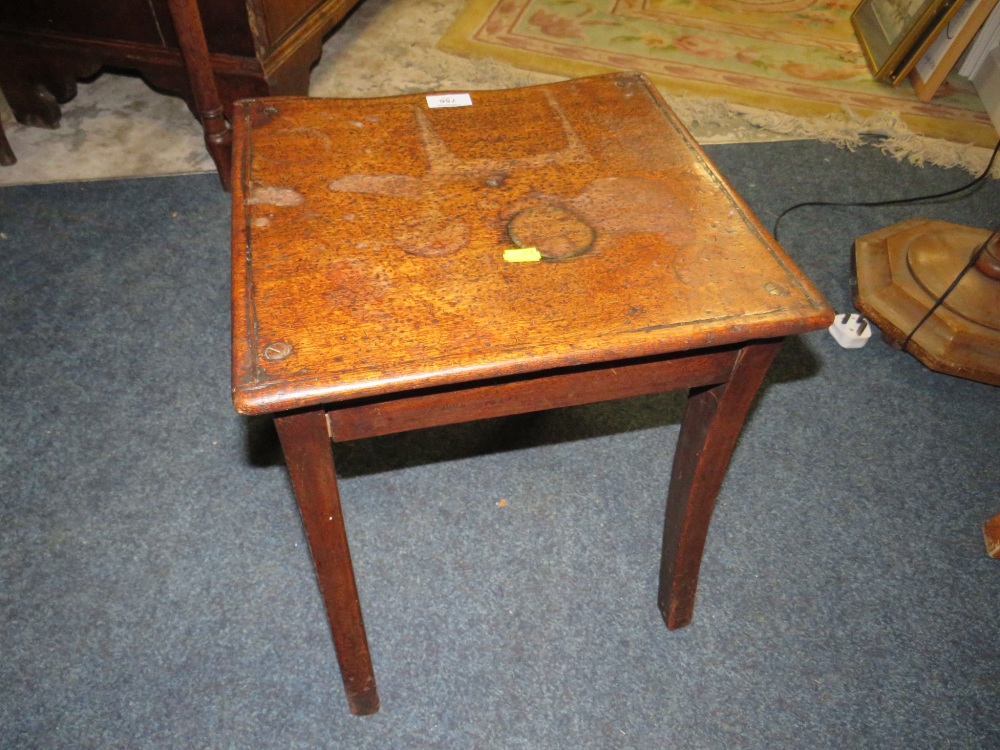 AN ANTIQUE MAHOGANY STOOL WITH SPLAYED LEGS H-37 W-39 CM - Image 4 of 4