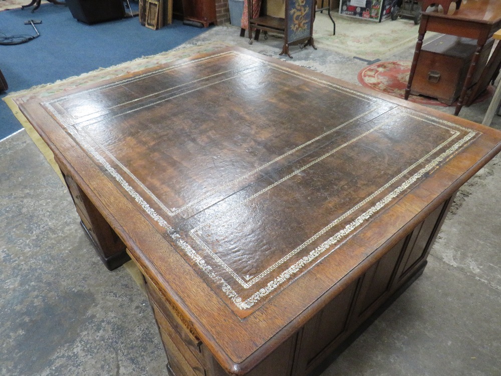 A LARGE LATE 19TH /EARLY 20TH CENTURY OAK PARTNERS DESK WITH INSET BROWN LEATHER TOP H-79 W-152 CM - Image 2 of 4