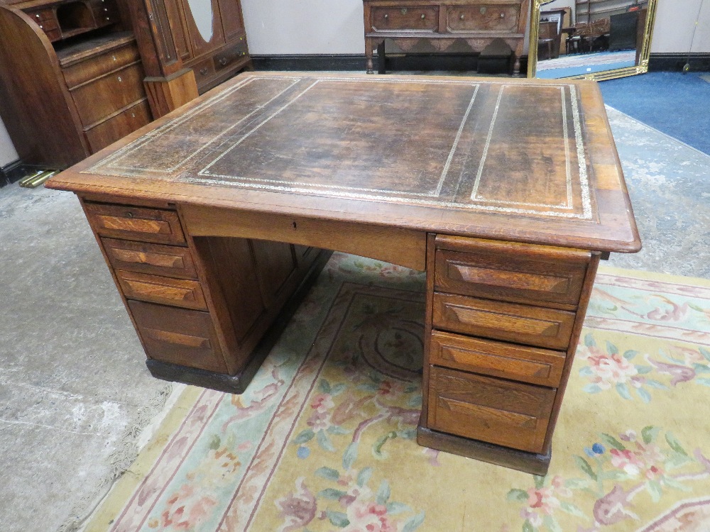 A LARGE LATE 19TH /EARLY 20TH CENTURY OAK PARTNERS DESK WITH INSET BROWN LEATHER TOP H-79 W-152 CM