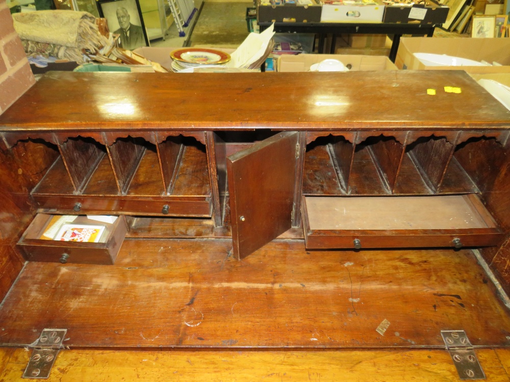 A GEORGIAN MAHOGANY COUNTRYMADE BUREAU W-93 CM A/F - Image 3 of 4