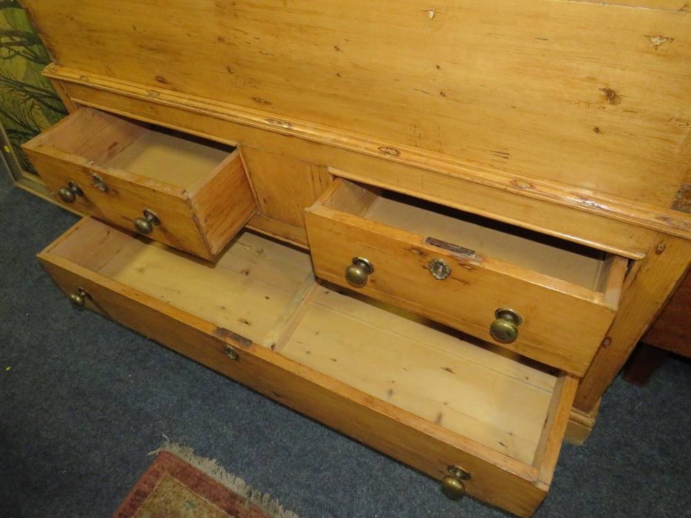 AN ANTIQUE PINE MULE CHEST H-109 W-127 CM - Image 4 of 4