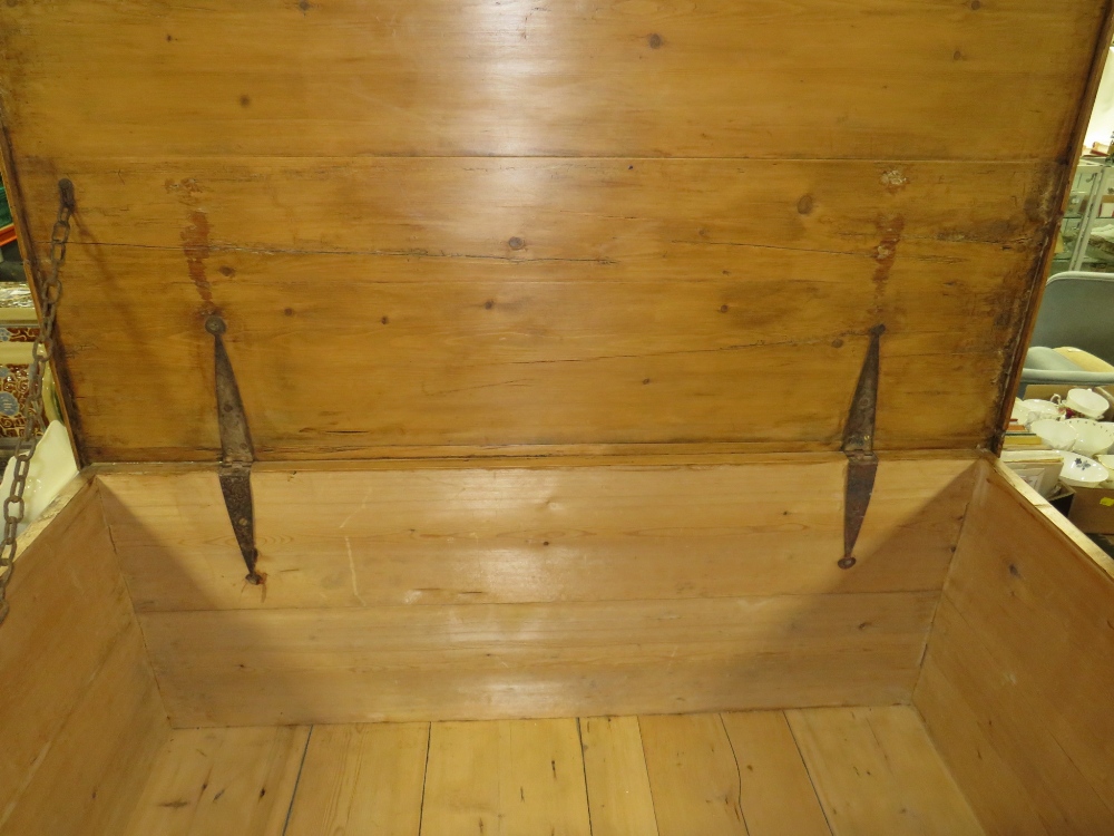 AN ANTIQUE PINE MULE CHEST H-109 W-127 CM - Image 3 of 4