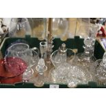 A QUANTITY OF GLASSWARE TO INCLUDE ETCHED EXAMPLES, DECANTERS, VASES ETC