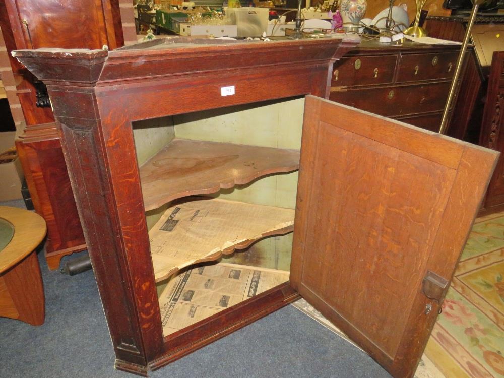 AN ANTIQUE OAK HANGING CORNER CUPBOARD - Image 3 of 3