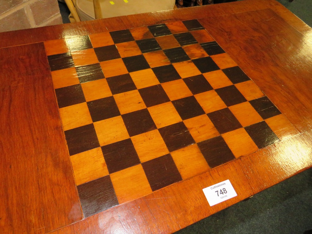 AN ANTIQUE WALNUT CHEQUERBOARD GAMES TABLE W-87 CM - Image 2 of 3