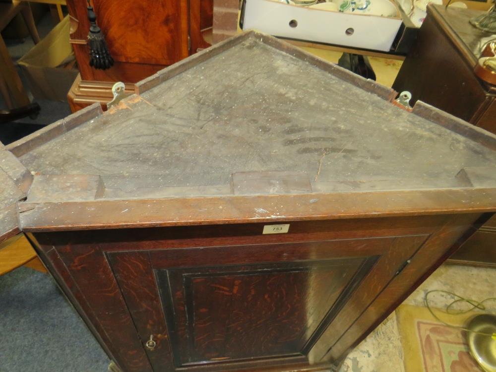 AN ANTIQUE OAK HANGING CORNER CUPBOARD - Image 2 of 3