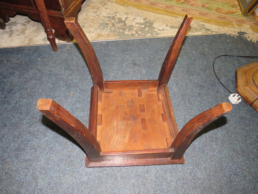 AN ANTIQUE MAHOGANY STOOL WITH SPLAYED LEGS H-37 W-39 CM - Image 3 of 4