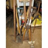 A SMALL BUNDLE OF HAND TOOLS TO INCLUDE A LADIES WILKINSON SPADE