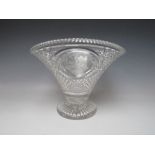 A LARGE DECORATIVE CUT GLASS VASE WITH ENGRAVED DECORATION H 24.5 cm