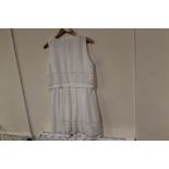 A 'NINETEEN SEVENTY-ONE' REISS DRESS IN OFF WHITE