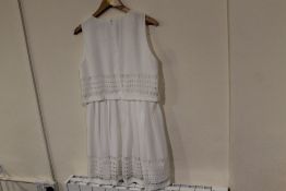 A 'NINETEEN SEVENTY-ONE' REISS DRESS IN OFF WHITE