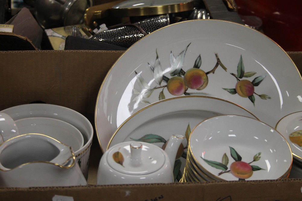 FOUR TRAYS OF ROYAL WORCESTER EVESHAM TEA AND DINNERWARE (TRAYS NOT INCLUDED) - Image 3 of 4