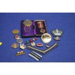 A SMALL COLLECTION OF MILITARY TYPE BUTTONS AND BADGES WITH A SMALL COLLECTION OF COINS