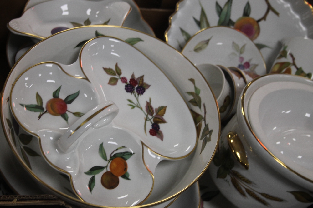 FOUR TRAYS OF ROYAL WORCESTER EVESHAM TEA AND DINNERWARE (TRAYS NOT INCLUDED) - Image 2 of 4