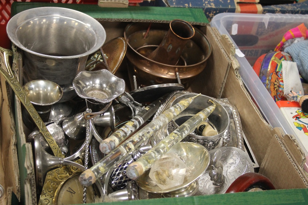 A TRAY OF METALWARE TO INCLUDE COPPER (TRAY NOT INCLUDED) - Image 3 of 3