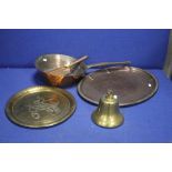 A QUANTITY OF COPPER AND BRASS TO INCLUDE A FRYING PAN AND A BELL