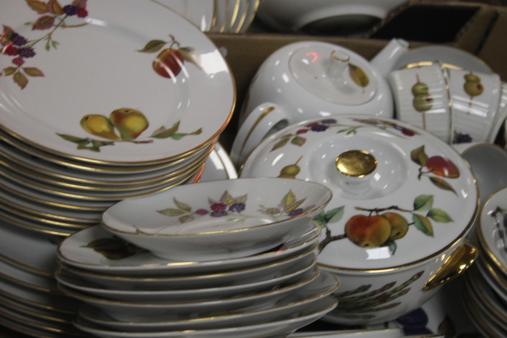 FOUR TRAYS OF ROYAL WORCESTER EVESHAM TEA AND DINNERWARE (TRAYS NOT INCLUDED) - Image 4 of 4