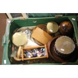 A TRAY OF COLLECTABLES TO INCLUDE TINS, BUTTONS ETC