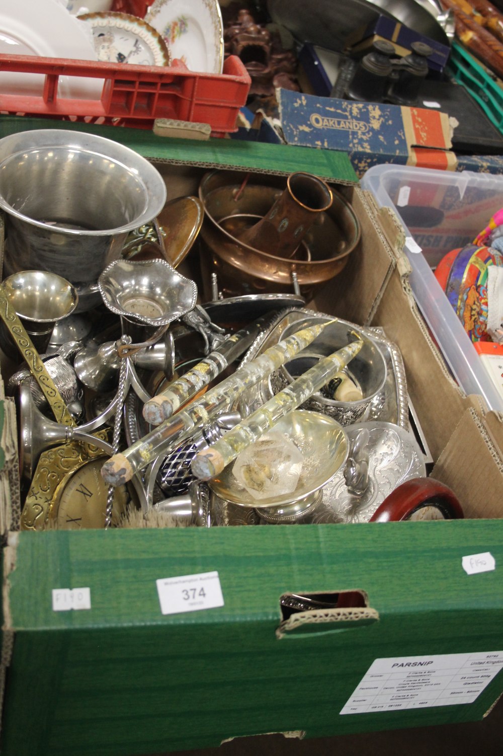 A TRAY OF METALWARE TO INCLUDE COPPER (TRAY NOT INCLUDED)