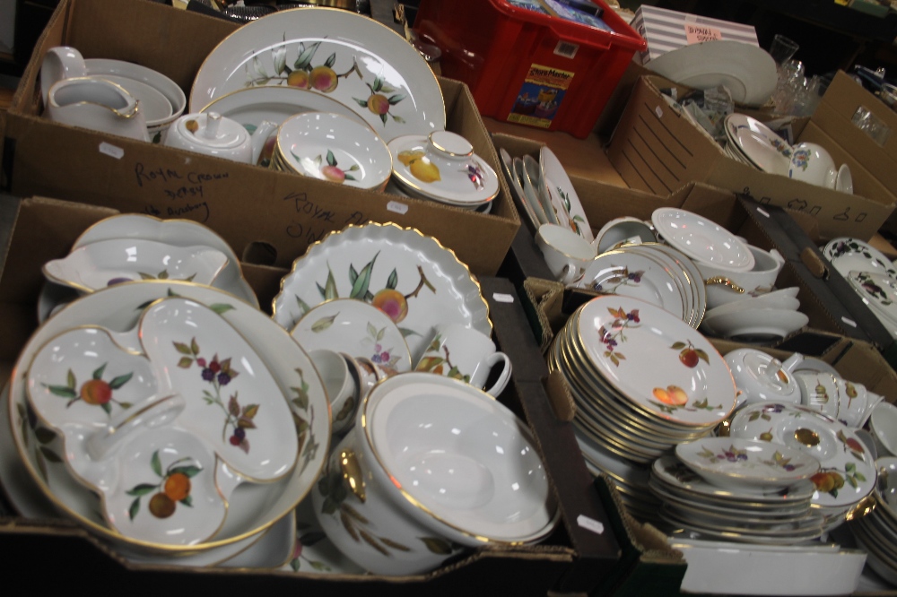 FOUR TRAYS OF ROYAL WORCESTER EVESHAM TEA AND DINNERWARE (TRAYS NOT INCLUDED)