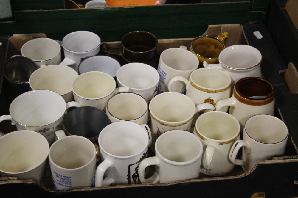 FOUR TRAYS OF ASSORTED CERAMICS AND GLASSWARE TO INCLUDE COMMEMORATIVE MUGS (TRAYS NOT INCLUDED) - Image 2 of 7