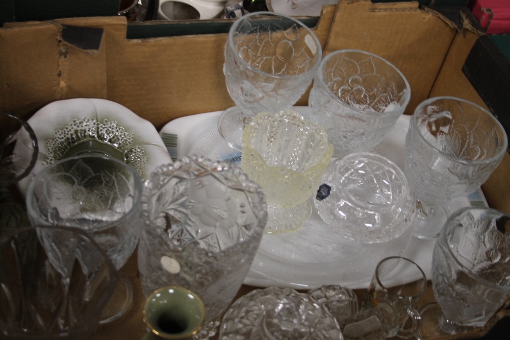 FOUR TRAYS OF ASSORTED CERAMICS AND GLASSWARE TO INCLUDE COMMEMORATIVE MUGS (TRAYS NOT INCLUDED) - Image 4 of 7