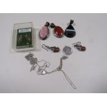 A SELECTION OF POLISHED AGATE AND SILVER PENDANTS TOGETHER WITH VARIOUS SILVER JEWELLERY ITEMS