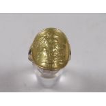 A SOVEREIGN COIN SET ON A 9CT GOLD BAND, APPROX WEIGHT 10.5g