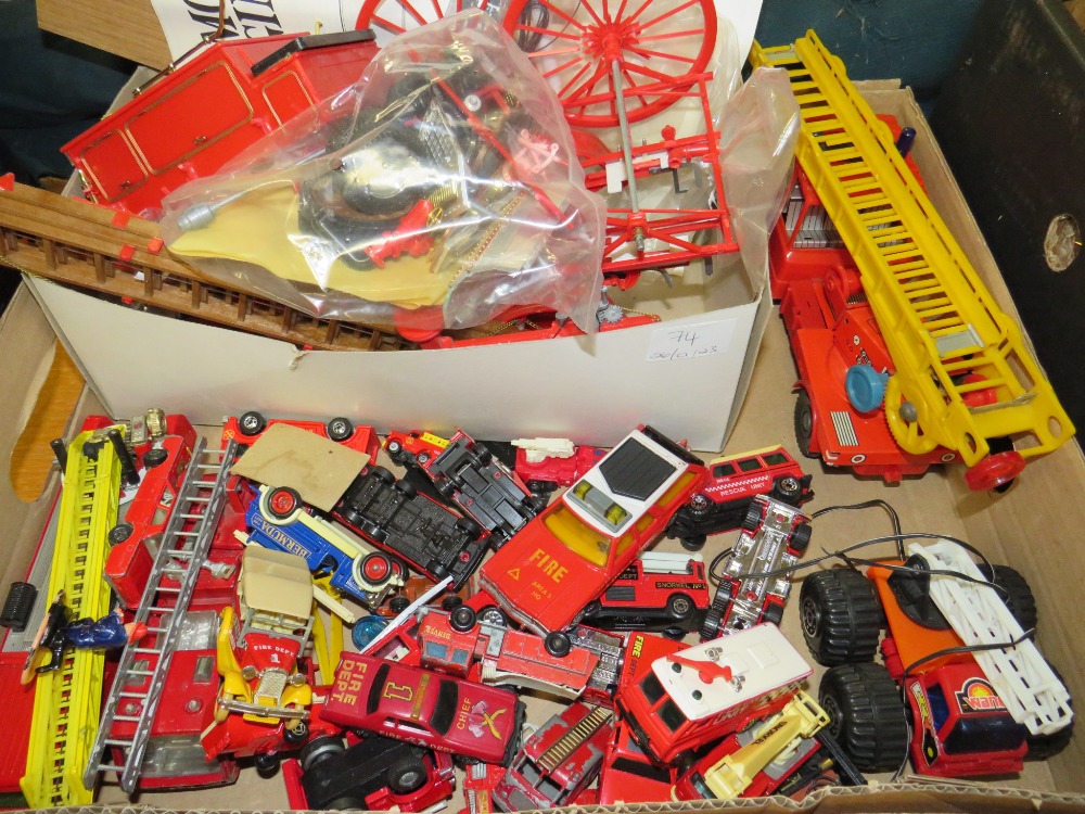TWO TRAYS OF ASSORTED DIECAST AND OTHER FIRE ENGINES AND VEHICLES TO INC HOTWHEELS, MATCHBOX ETC - Image 3 of 3