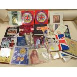 A TRAY CONTAINING A LARGE COIN COLLECTION TO INCLUDE UK UNCIRCULATED CON SETS FORM 1982, 1983, 1984,