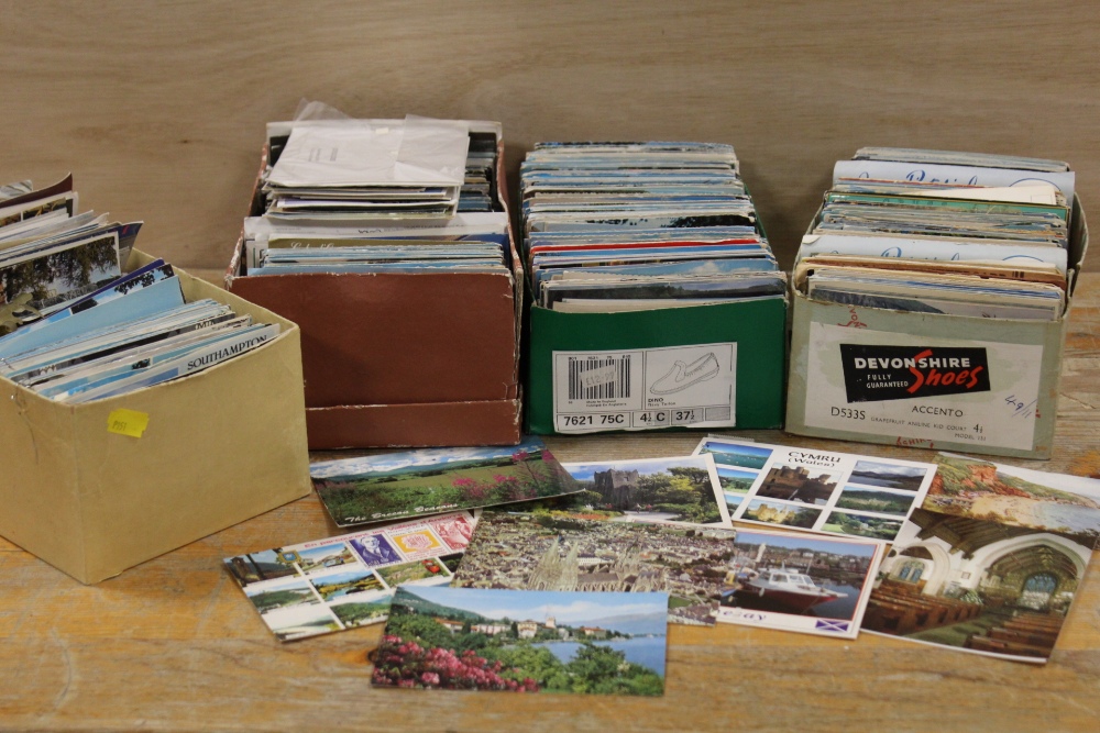 A LARGE COLLECTION OF VINTAGE POSTCARDS