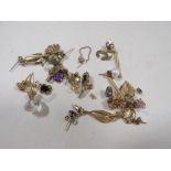 A SELECTION OF ASSORTED YELLOW METAL AND GEMSET EARRINGS TO INCLUDE GOLD EXAMPLES. APPROX 13g