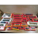 A TRAY OF MODEL TRAINS ETC TO INC HORNBY 00 GAUGE, ENGINES, CARRIAGES ETC