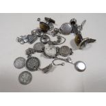 A QUANTITY OF ANTIQUE AND VINTAGE MAINLY SILVER JEWELLERY ITEMS