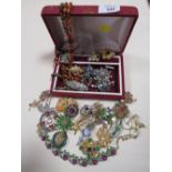 A COLLECTION OF VINTAGE COSTUME BROOCHES ETC TO INCLUDE SIGNED EXAMPLES