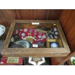 A TABLE TOP DISPLAY CASE AND CONTENTS TO INCLUDE COSTUME JEWELLERY, DRESSING TABLE ITEMS ETC