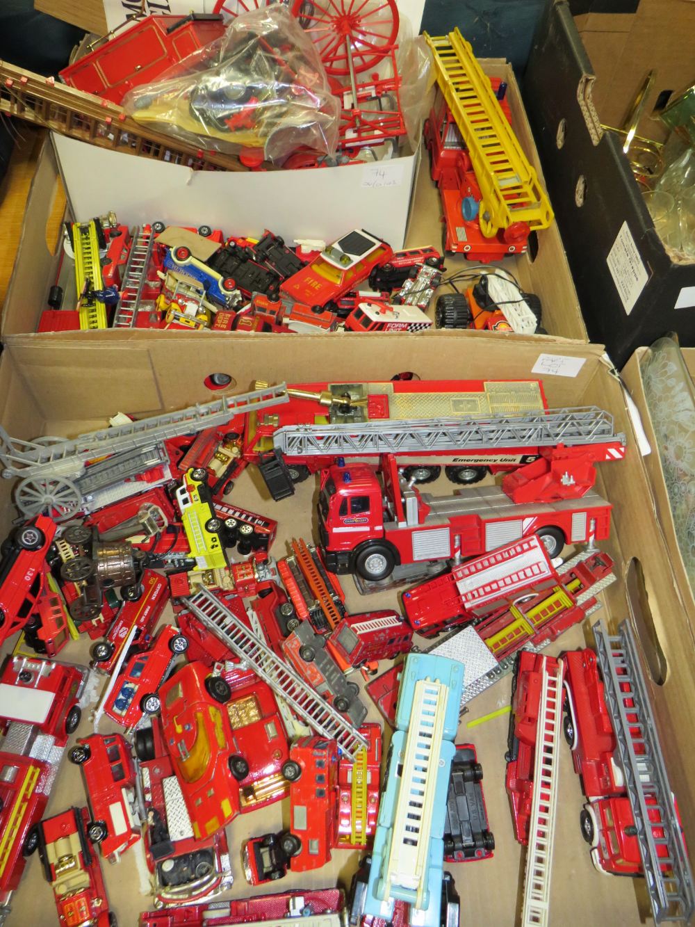 TWO TRAYS OF ASSORTED DIECAST AND OTHER FIRE ENGINES AND VEHICLES TO INC HOTWHEELS, MATCHBOX ETC