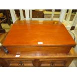 AN ANTIQUE MAHOGANY WRITING SLOPE W-65 CM