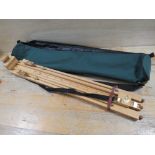 A PORTABLE DALER ROWNEY WOODEN EASEL WITH CARRY BAG