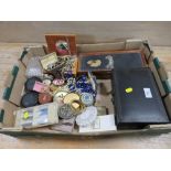 A TRAY OF VINTAGE AND MODERN COSTUME JEWELLERY AND COLLECTABLES ETC