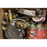 A TRAY OF ASSORTED METALWARE ETC TO INCLUDE A VINTAGE BLUEBIRD BISCUIT TIN, A RECORD 05½ PLACE,