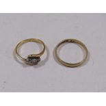A 9CT GOLD WEDDING BAND - APPROX 1.3g TOGETHER WITH AN UNMARKED YELLOW METAL THREE STONE DIAMOND