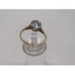 AN UNMARKED YELLOW METAL SOLITAIRE DRESS RING, RING SIZE N
