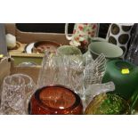 A TRAY OF ASSORTED GLASSWARE TO INCLUDE STUDIO GLASS ETC, TOGETHER WITH A TRAY OF ASSORTED