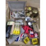 A TRAY OF COLLECTABLES TO INCLUDE AA CAR BADGES, MILITARY LENS HOLDER, VINTAGE DARTS ETC