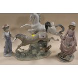 A LLADRO HORSE FIGURE - WITH DAMAGES BUT LEGS PRESENT, TOGETHER WITH TWO FURTHER LLADRO FIGURES -